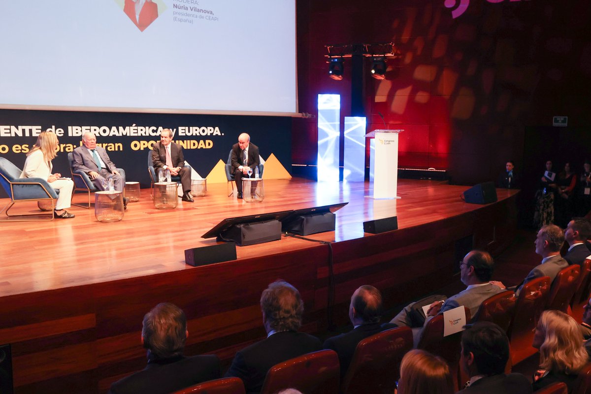 CasaReal's tweet photo. El Rey preside el acto inaugural del VI Congreso Iberoamericano CEAPI para presidentes de compañías y familias empresarias.

➡️https://t.co/CeXtVywvLi #VICongresoCEAPI https://t.co/DeG4DZsAXJ