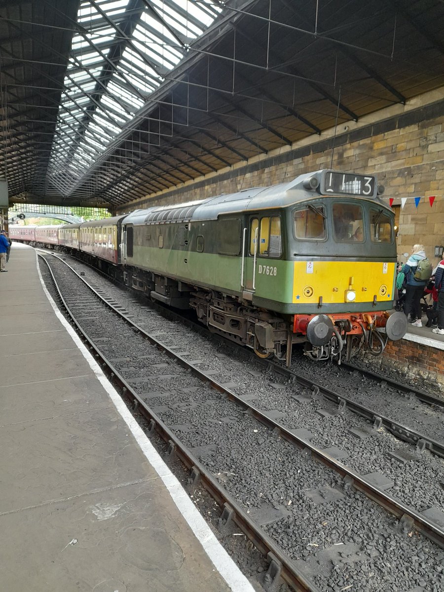 #classictraction Time for some more Rat-bashing! The ever faithful D7628 is working the 0920 Pickering-Whitby. 
It's a Diesel Only Day on the Moors with the Class 25 sharing duties with 31128+37264.