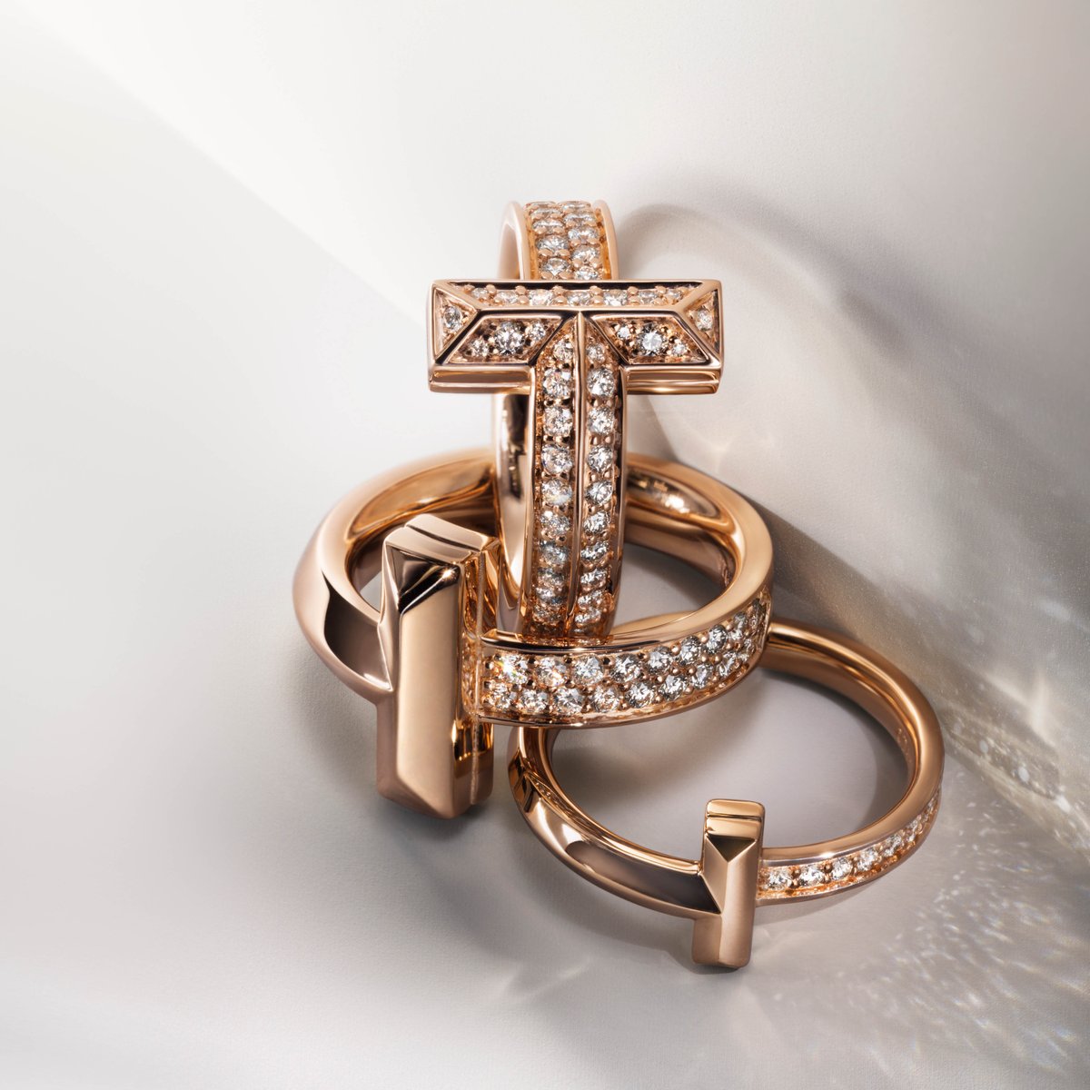 TiffanyAndCo's tweet photo. 完璧なスタイルを叶える、
ティファニー Tのリング。
ラウンド ブリリアント ダイヤモンドで、きらめきを添えて。
#TiffanyT #TiffanyAndCo