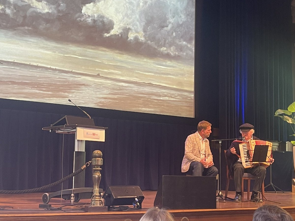 Wouter van Dieren &amp; host <a href="/Harm__Edens/">Harm Edens</a> Op de achtergrond het eiland. Op accordeon een lied over de wereld. Speak to me of love…opening dag 2 #resourcewende conferentie