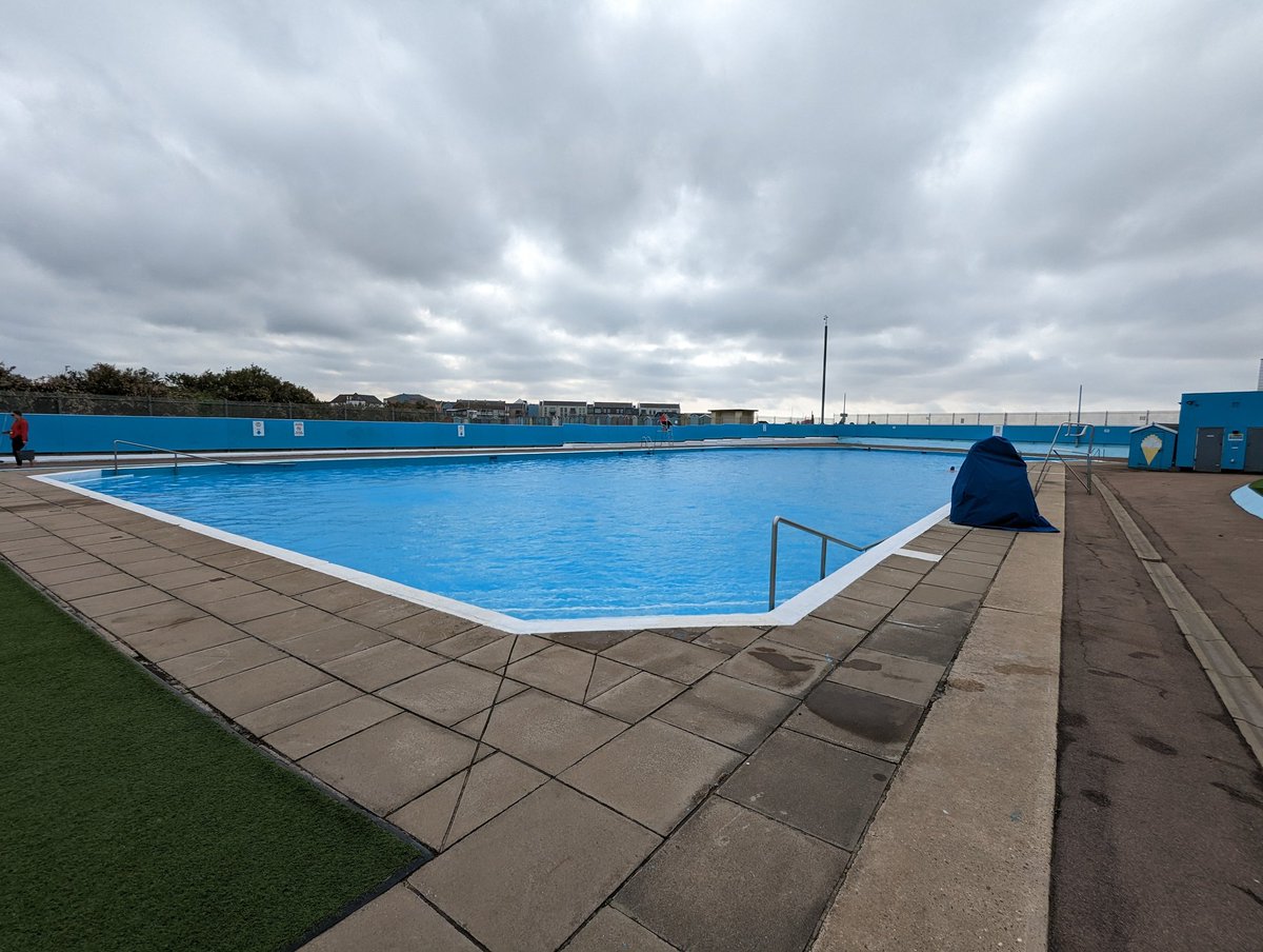 First swim of the year at @BrightLido - somewhat bracing, but, very enjoyable.  Such an important local amenity reliant on the efforts of the volunteers who run it.  @BrightlingseaTC @Tendring_DC @britishswimming @BritTri