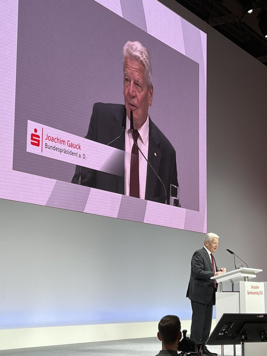DSA_Destear's tweet photo. Es ist Zeit für den #dst23 in #Hannover, mein erster #Sparkassentag, ein echtes Privileg. Wertschätzenden und ehrlichen Grußworten MP Stephan Weil folgt der Auftritt des ehem. Bundespräsidenten Gauck. Es macht Spaß, zuzuhören! https://t.co/FJfKmyzOFu