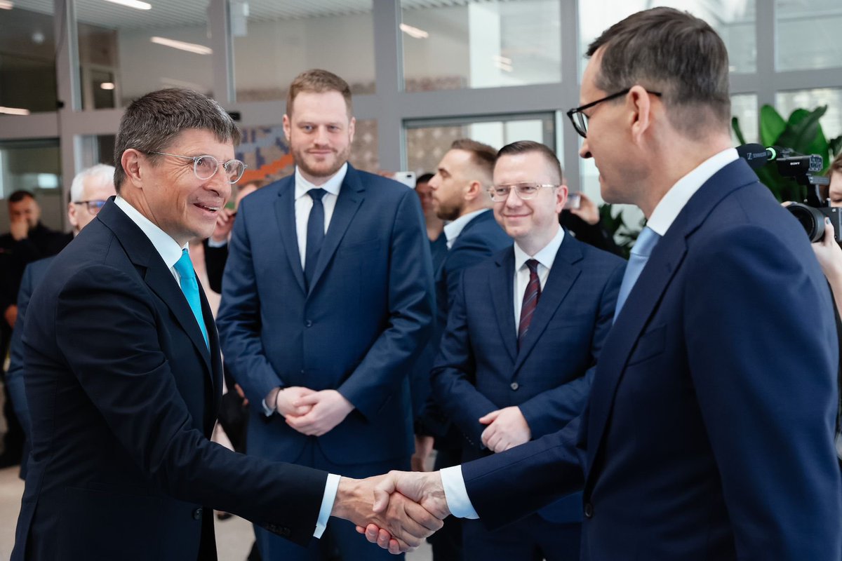 PremierRP's tweet photo. 📸 W #Święte trwa spotkanie premiera @MorawieckiM z prezesem #PepsiCoEurope. 

➡️ Nowy zakład PepsiCo - wybudowany niecałe 20 miesięcy temu, jest 5. zakładem produkcyjny na terenie Polski. To około 450. nowych miejsc pracy. https://t.co/TMmr8Dt0vV