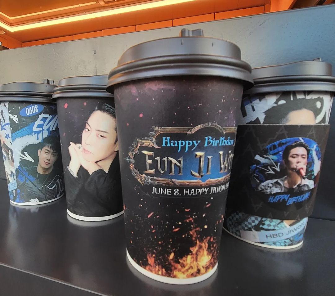 올해 생일 카페와 커피차를 준비하면서 생일 카페에 오시는 원카인 분들과 은지원 님이 카페의 느낌을 같이 공유하면 좋겠다는 생각으로 생일 카페에서 사용할 종이컵을 은지원 님께 커피차를 통해 먼저 전달하였습니다.
#은지원 #EUNJIWON #殷志源