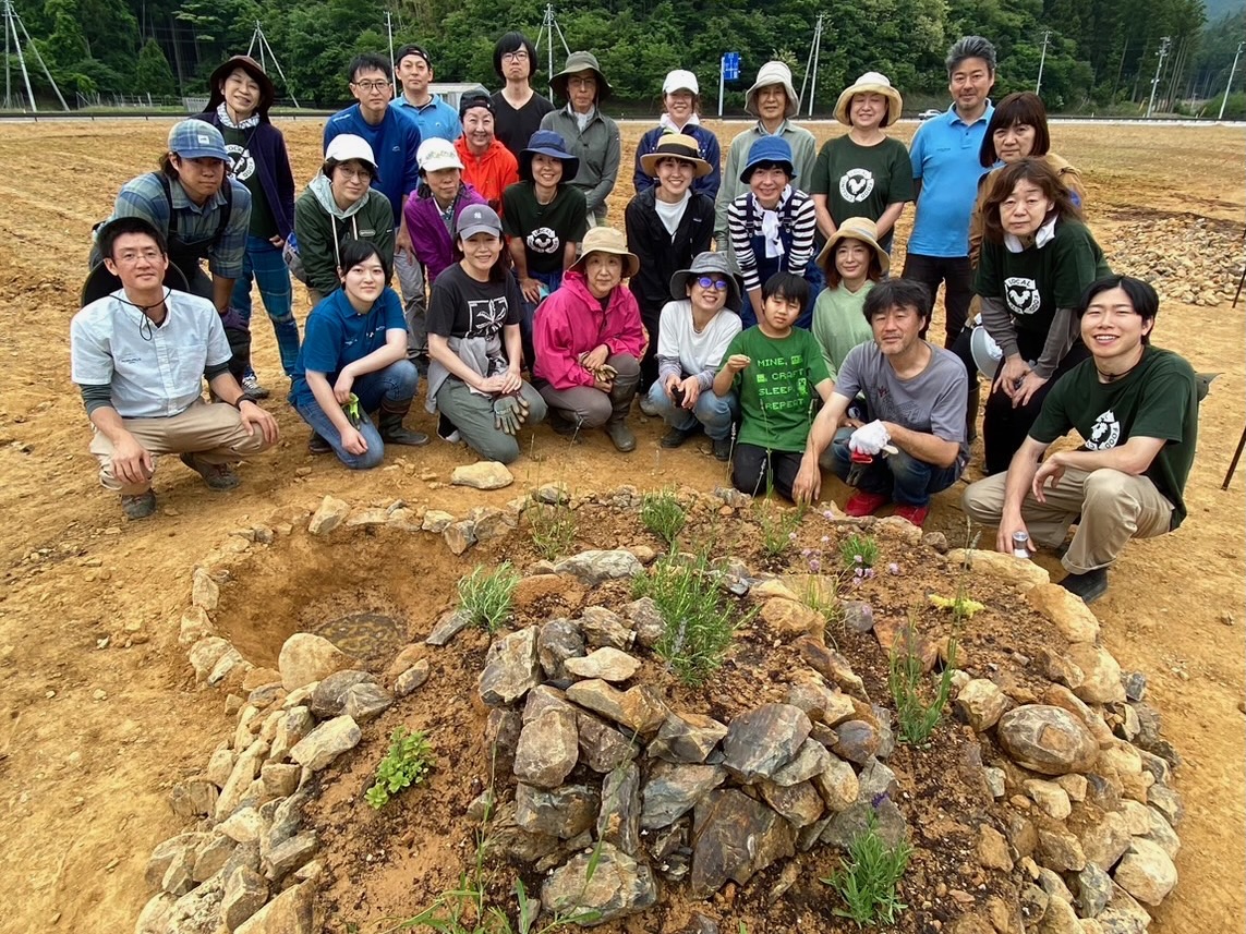 lfcycling's tweet photo. 津波被害のあった土地を堆肥で再生するCompost Journey【旅して東北復興を支援する編】
5月27日〜1泊2日で、宮城県石巻市雄勝町にて第1回目ツアーを現地でまちづくりを行う #Moriumius と共催。
関東圏や宮城県内を中心に #LFCコンポスト ユーザー約20名にご参加いただき、現地を学び、共に耕し https://t.co/PJGdI82uox