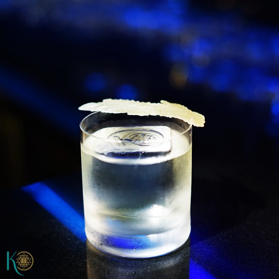 knowherebangsar's tweet photo. This tropical concoction will soothe you into dream-like lucidity. Eclectic notes of ginger, coconut, and pandan are laced with rum to leave you begging for more.  🌴🥥
Let the light of Ignis Fatuus enshrine you, you’ll be pleasantly surprised by an explosion of flavours!  💣🎇💖 https://t.co/NRBJrFubf1