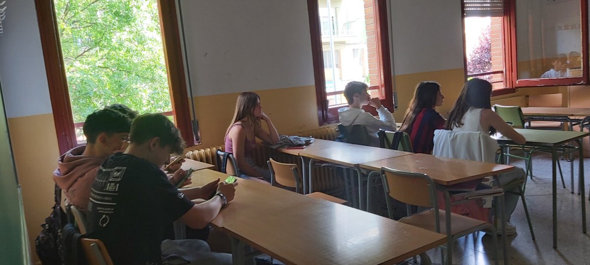 AcebSuma's tweet photo. ✅ L’ACEB Suma s’ha acostat als joves amb una sessió a l’Institut Guillem de Berguedà per motivar a l’alumnat a estudiar i per retenir el talent al #Berguedà. https://t.co/v7GYnNJ7tu