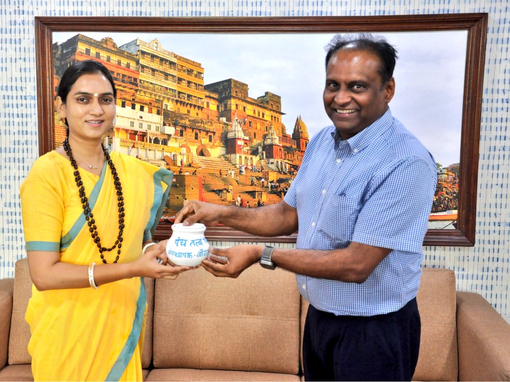 cleanganganmcg's tweet photo. After completing her 1001 km Gomati Pad Yatra in 31 days, Ms Shipra Pathak called upon Sh @asokji, DG-NMCG at the office today and prsented the Jal collected during her yatra. Sh @asokji presented her the latest edition of #NamamiGange magazine during the occasion. https://t.co/h3v2YYyxTg