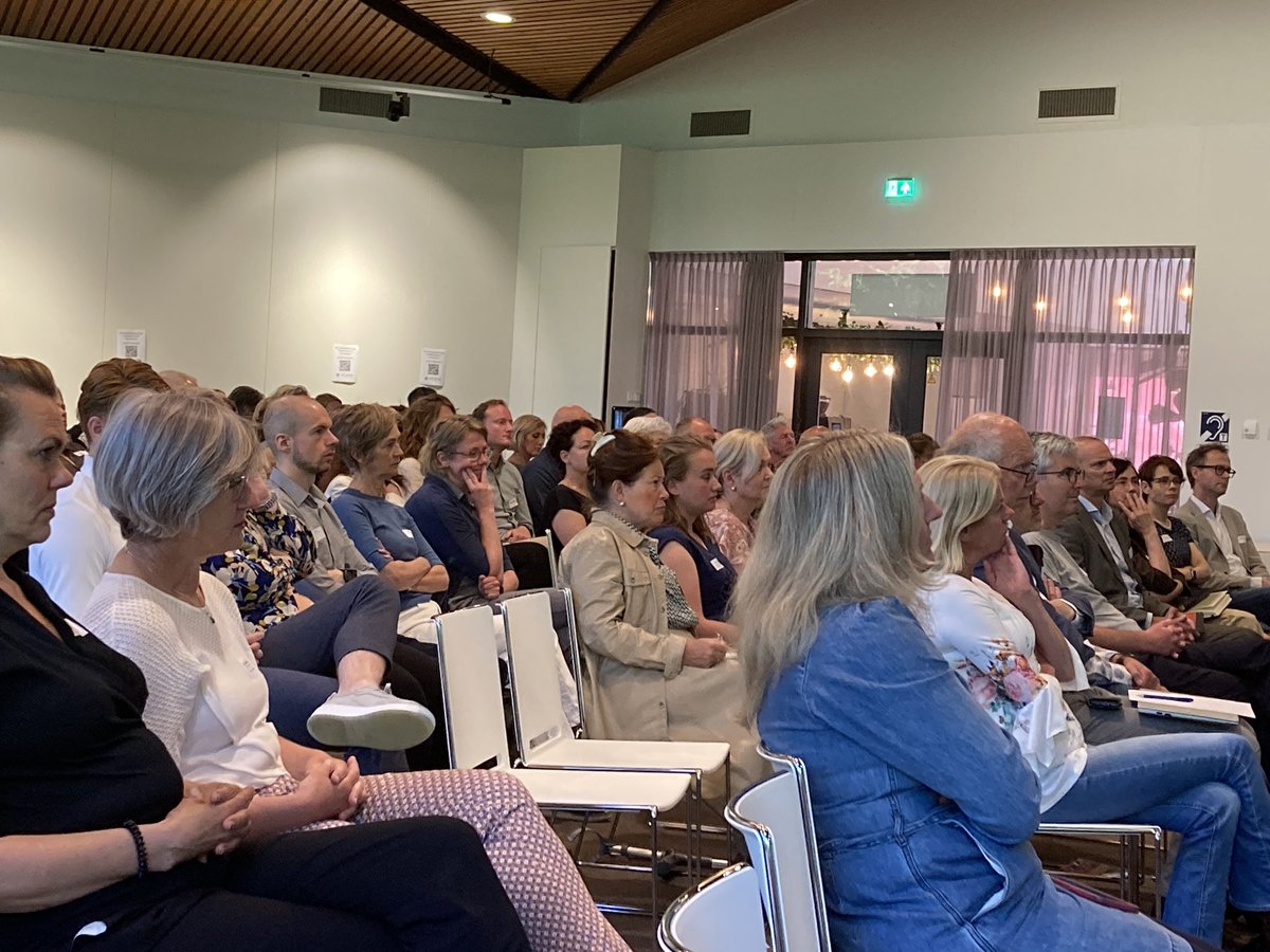 DimenceGroep's tweet photo. Vandaag een mooie dag, met een mooi programma en een volle zaal. met onze Volantepartners @ggznhn en @GGzE 
Als sprekers @TimSJongers Floortje Scheepers en Hans Kroon. https://t.co/w7FLsZ12X6 https://t.co/hWLnic3jP7