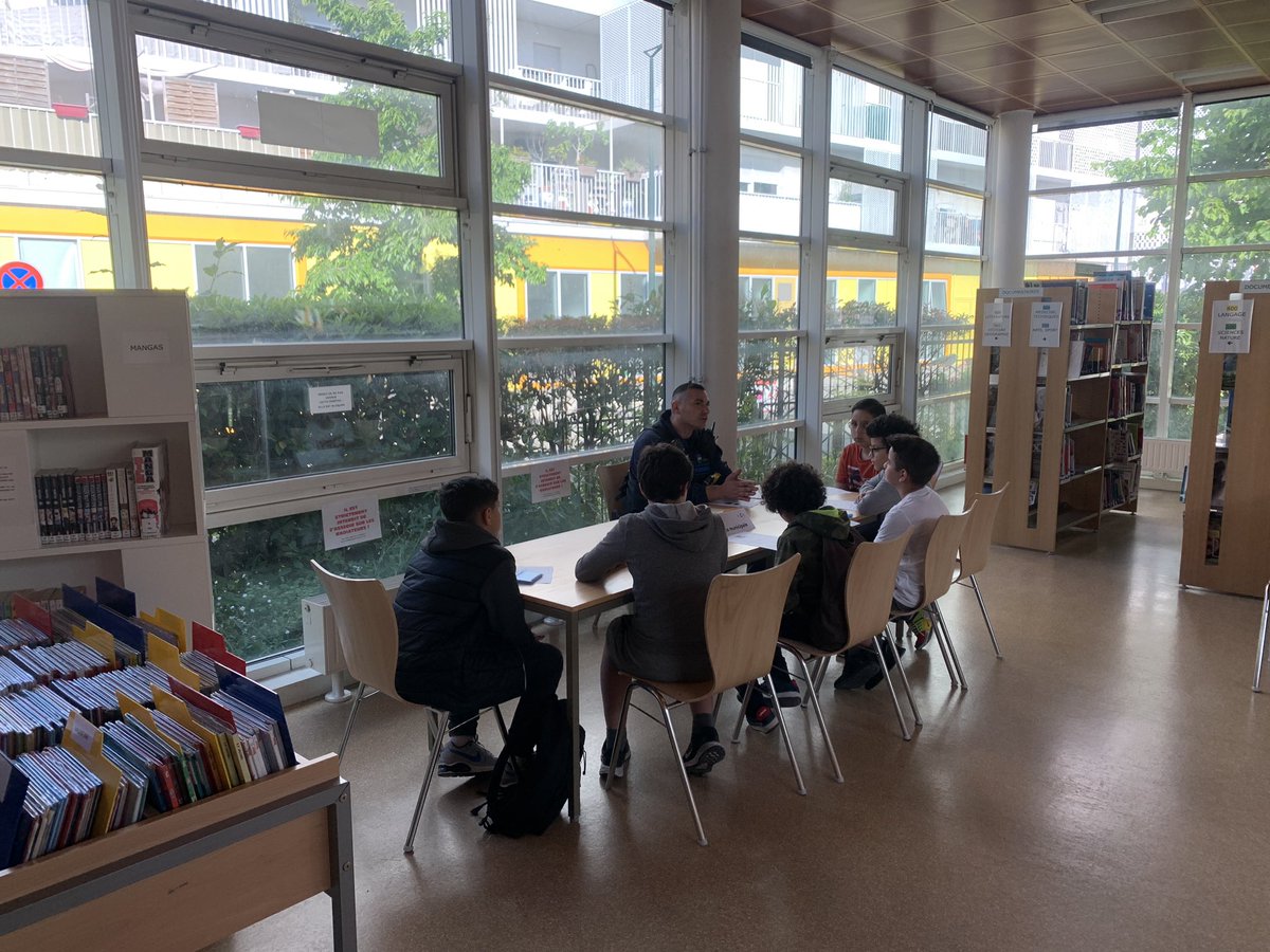 VanGoghClichy's tweet photo. Forum des métiers de la ville dans le cadre du Parcours Avenir Enrichi. Merci aux agents de @villeclichy qui sont venus présenter leur metier aux élèves de 5eme du collège. https://t.co/MacnCPZXgw