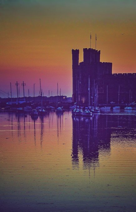 Marilyn #peoplewithpassion shares - 'Sails Into The Sunset', Caernarfon Castle on Afon Seiont', from St Helens Road #welshpassion courtesy 
@madmaz2112