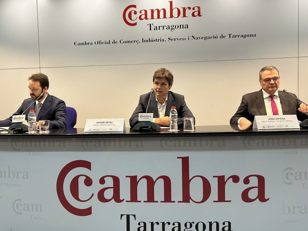 CambraTarragona's tweet photo. ☀️Estem escoltant a Jordi Ortega i a David Sancho, #ATGroup, que ens parlen de l’obligació que tenen les empreses d’implementar la bústia de denúncies. Aquest #BondiaTarragona, conduït per Xavier Artal, el trobaràs penjat al Canal de @CambraTarragona a YouTube.
.
@DadesiServeis https://t.co/8jMs9rMYes