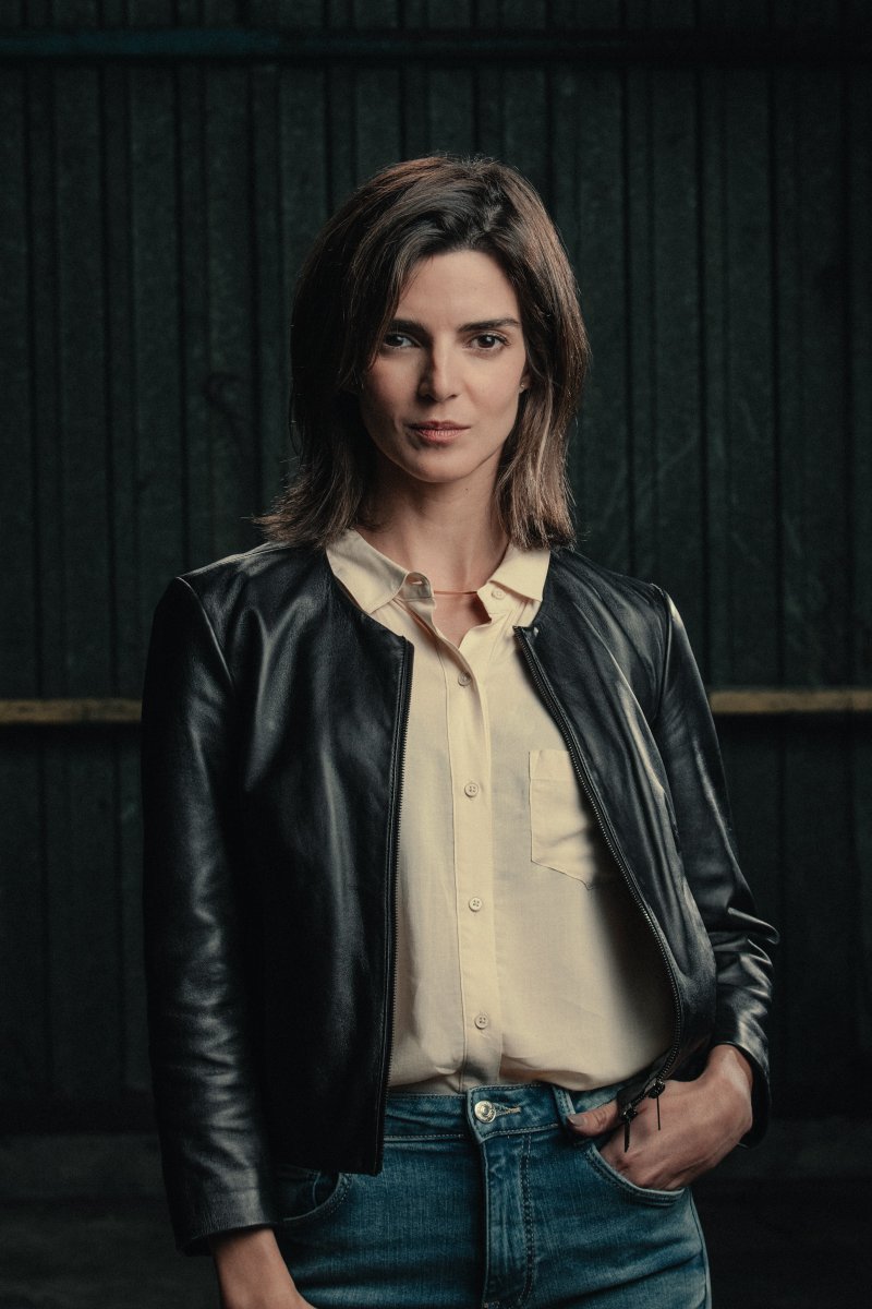 VacaFilms's tweet photo. Una nueva abogada llega para establecerse en el pequeño pueblo de Cambados. Se llama Ana (Clara Lago) y su presencia no pasa desapercibida para nadie, incluido Daniel (Tamar Novas), hijo de un importante narcotraficante.
Así arranca #Clanes, nuestra próxima serie para @NetflixEs. https://t.co/WSRG1quI0f