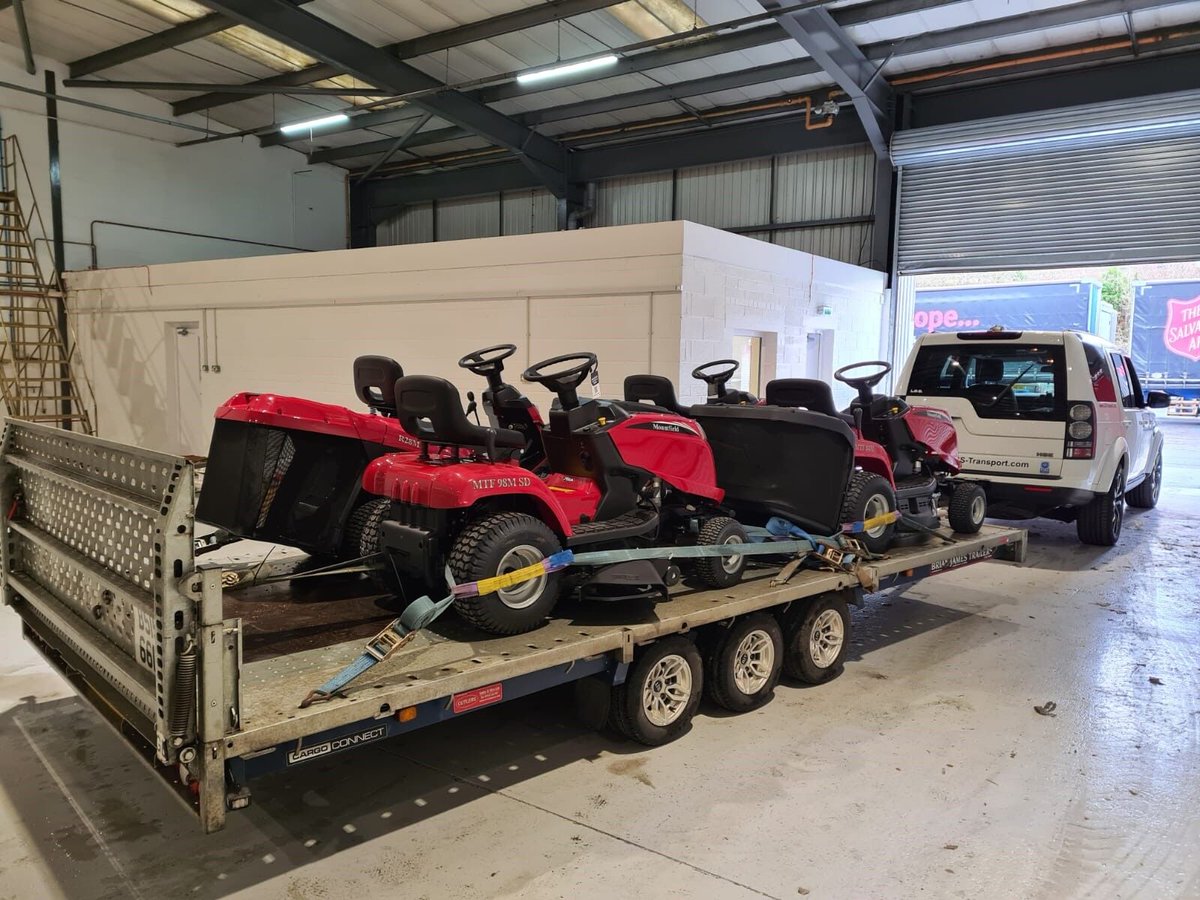 LCSTransportLtd's tweet photo. Getting ready for summer☀️
Another one of our towing vehicles in action, helping to move some sit-on lawnmowers for our client!
#transport #towing #towingvehicles #exeter #UK #Europe https://t.co/PNWY8WEmmy