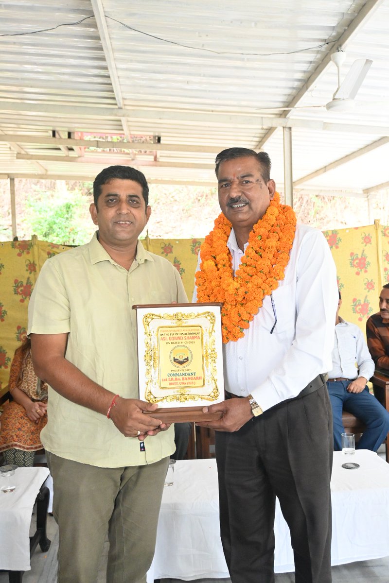 दिनांक 31-05-2023 को प्रथम भारतीय आरक्षित वाहिनी बनगढ़ से सेवानिवृत हो रहे पुलिस कर्मचारियो को पिछले कल दिनांक 30.05.2023 को उप समादेशक राजेश कुमार व अन्य अधिकारीयों द्बारा स्मृति चिन्ह व उपहार देकर सम्मानित किया गया।