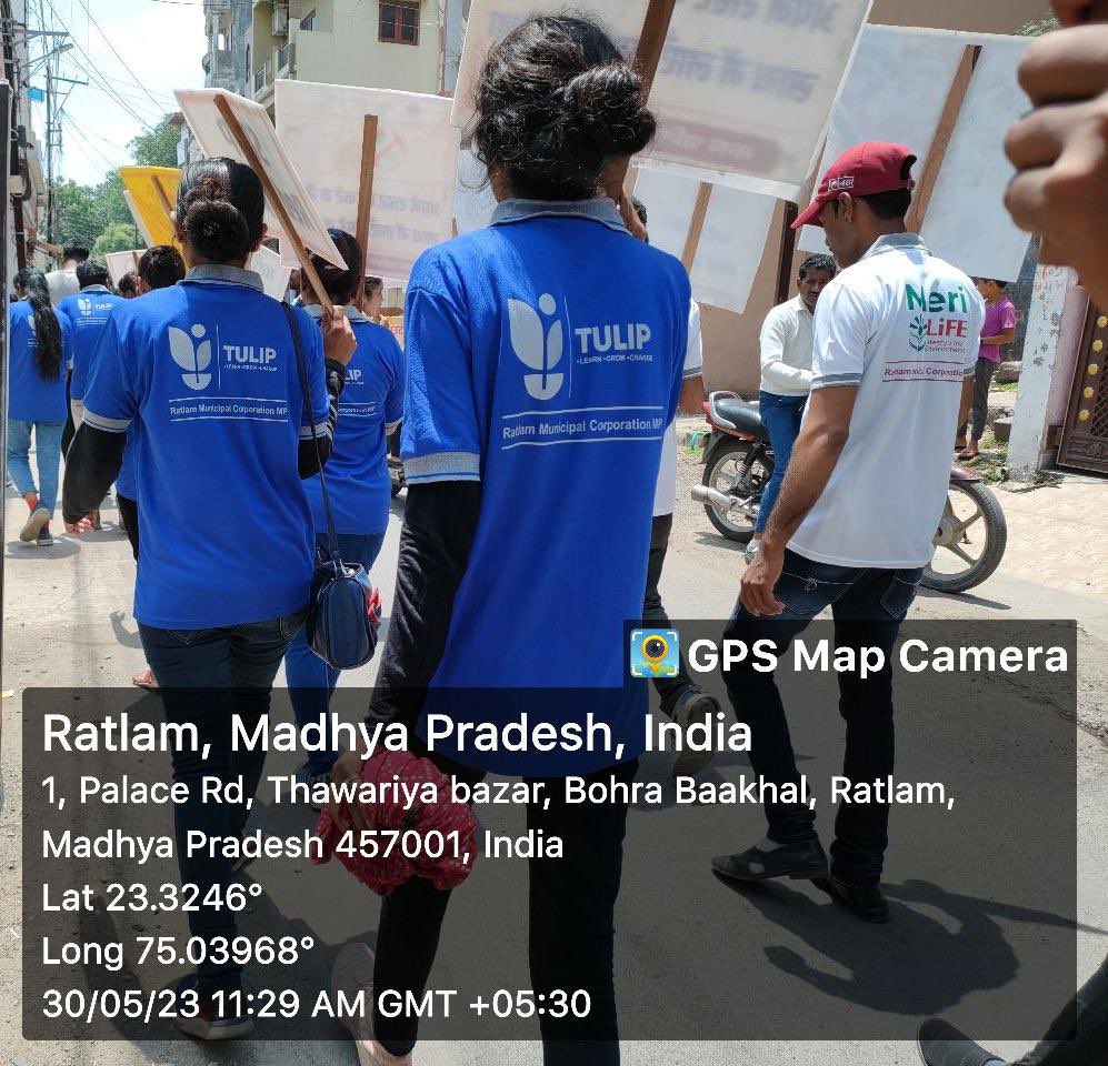 SwachhBharatGov's tweet photo. A TULIP rally! 
Swachh TULIP interns from #Ratlam are marching and performing Nukkad Natak to spread awareness regarding source segregation, twin bin, and the #RRRCentre. 
The march covered around 10 kms of distance! https://t.co/0DHHkKJIde