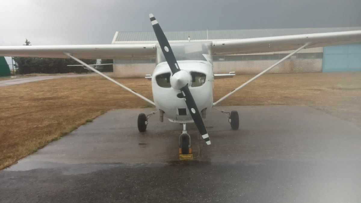 controladores's tweet photo. Recibido por WhatsApp. Impacto con ave en vuelo por la zona de Guadalajara. Una lástima 😢 por el pobre animal y una situación que podría haberse complicado enormemente 😨 para el tráfico ligero C172. #Birdstrike https://t.co/7nf6AJhV5W