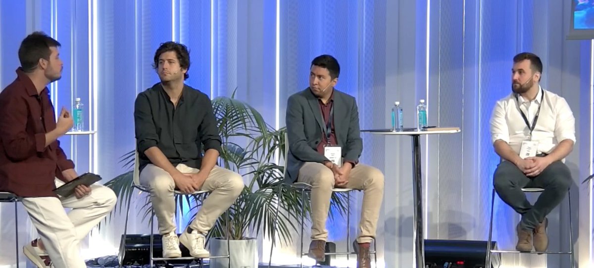 RevistaAlimenta's tweet photo. Mesa redonda ➡️ Nuevos talentos: misma generación / distintas realidades
👤Albert Bengado de @Aldi_es
👤Nacho Rivera de @weareoverview
👤 Ricardo Michel Reyes de @erudit_ai_tech
#TrendBuilders https://t.co/YSy4ylFqbG