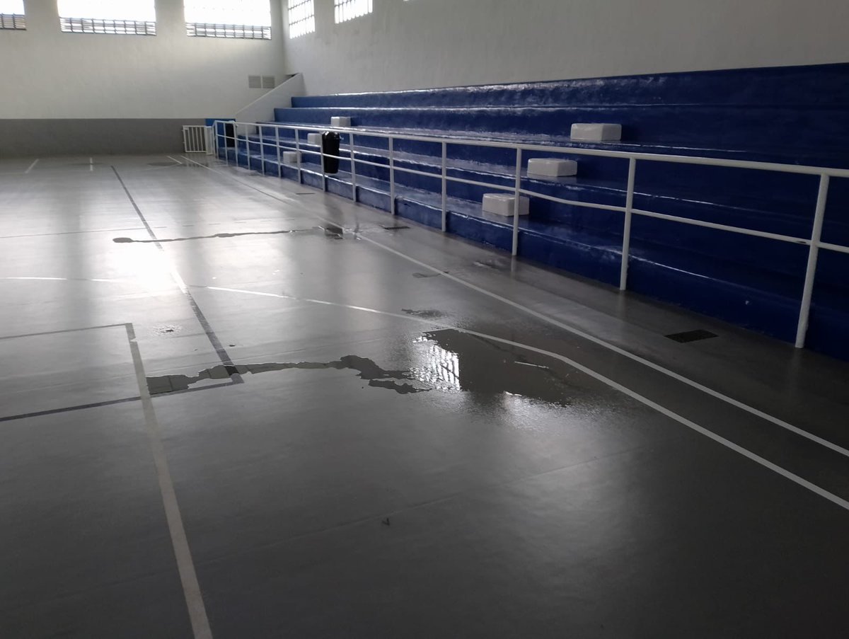 MC_LaUnion's tweet image. 🆘Bastaron treinta minutos de lluvia ayer para que el pabellón del Polideportivo municipal🏀quedara impracticable.

La actuación de mejora realizada en esta instalación es un despropósito del Gob. saliente que deberá ser subsanado con celeridad.

🆗Nuestros deportistas lo merecen