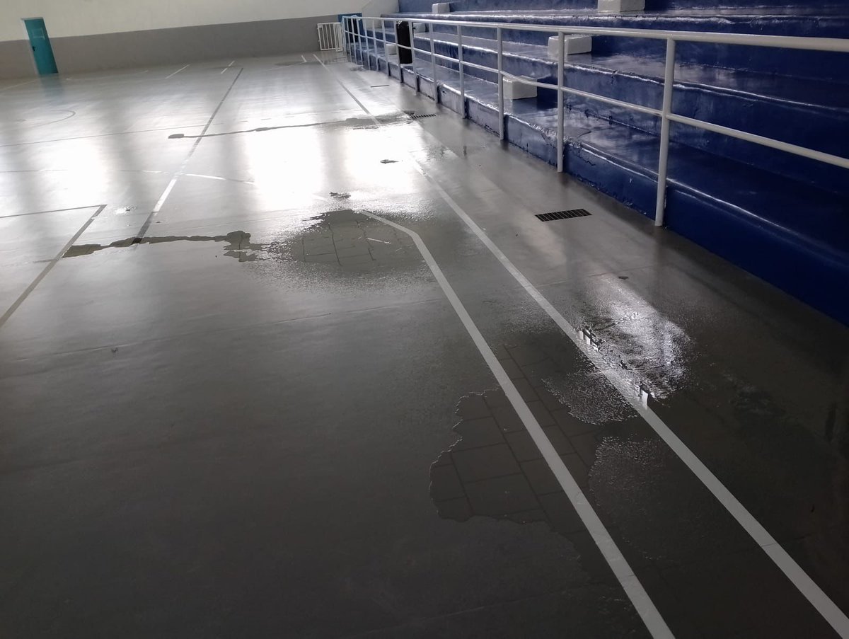 MC_LaUnion's tweet image. 🆘Bastaron treinta minutos de lluvia ayer para que el pabellón del Polideportivo municipal🏀quedara impracticable.

La actuación de mejora realizada en esta instalación es un despropósito del Gob. saliente que deberá ser subsanado con celeridad.

🆗Nuestros deportistas lo merecen