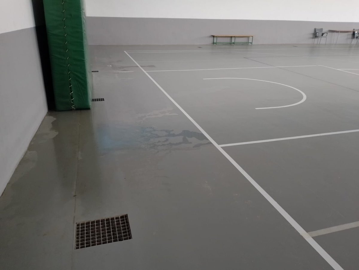 MC_LaUnion's tweet image. 🆘Bastaron treinta minutos de lluvia ayer para que el pabellón del Polideportivo municipal🏀quedara impracticable.

La actuación de mejora realizada en esta instalación es un despropósito del Gob. saliente que deberá ser subsanado con celeridad.

🆗Nuestros deportistas lo merecen