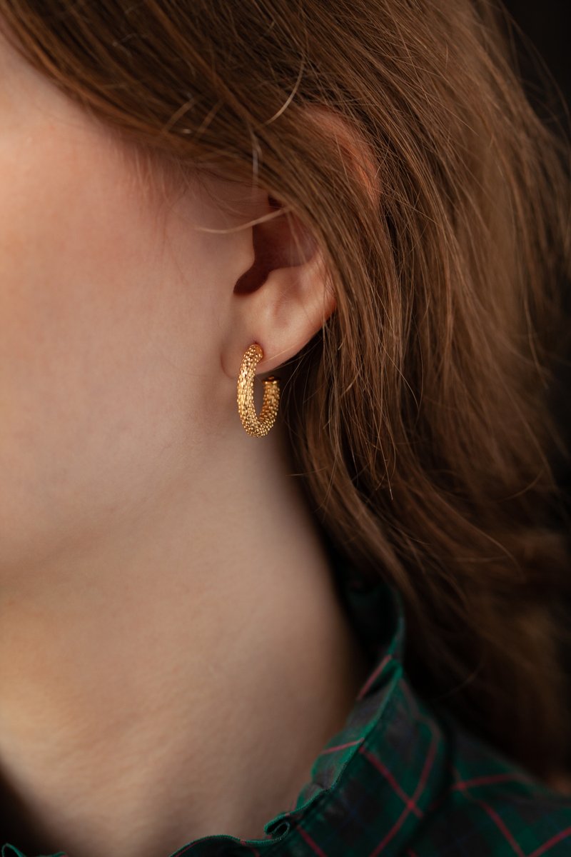 These Textured #HoopEarrings have a random pattern that dances and plays with the light. Perfect when you want something that’s easy and comfortable to wear but instantly elevates your outfit.

#earringsoftheday