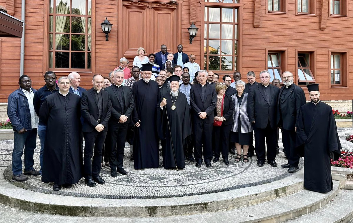 Lundi, les 43 participants du voyages d’études <a href="/droitcanonparis/">Fac Droit canonique</a> se sont envolés vers Istanbul. Une première étape pour ce séjour consacré à la #synodalité #orientale, avant Athènes. 
Hier, la faculté <a href="/droitcanonparis/">Fac Droit canonique</a> était reçue au Patriarcat œcuménique de #Constantinople.