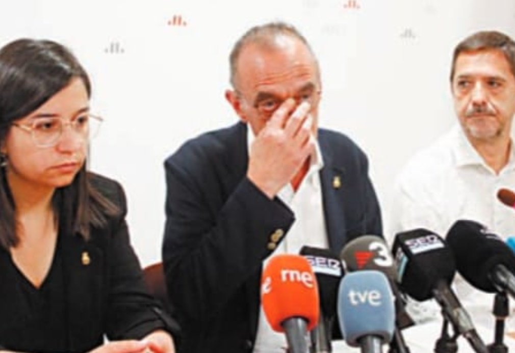 Apreciado alcalde en funciones Miquel Pueyo i París (<a href="/MiquelPueyo/">Miquel Pueyo</a>)

 Cuando los árboles no dejan ver el bosque y la ambición rompe el saco, pasa lo que pasa (lágrimas de cocodrilo).

Ironía de Barbate.