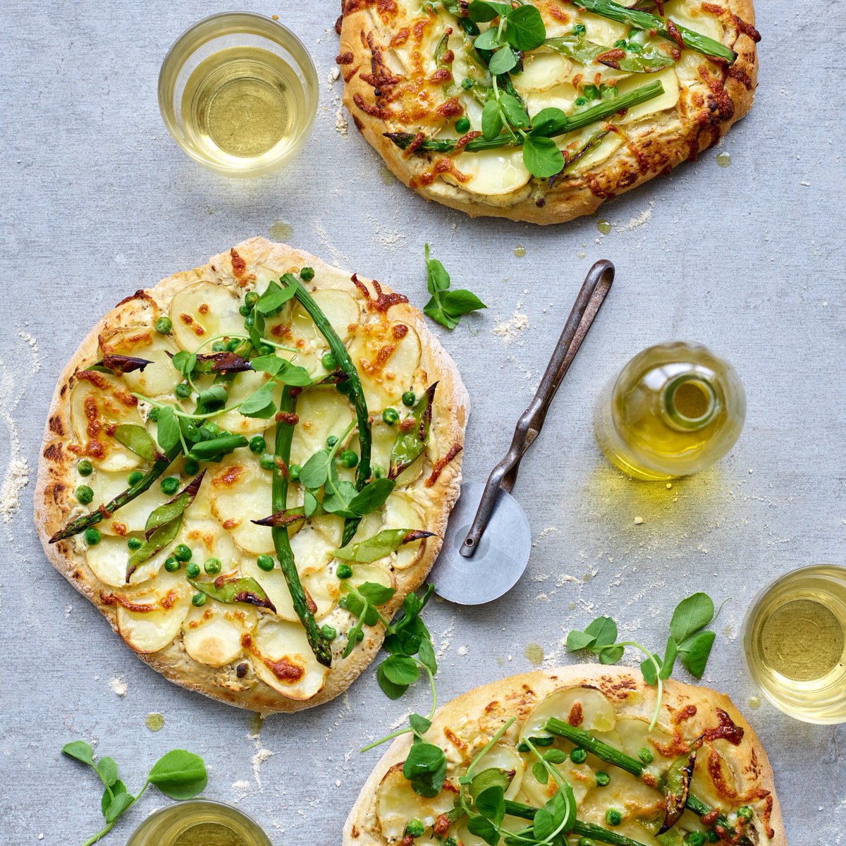 Spring offers an abundance of vibrant seasonal produce, meaning there are so many delicious pairings for #JerseyRoyals! Top your pizza with some of the season’s finest ingredients for a super fresh and flavoursome dinner. @yespeas #simplyseasonal #seasonalproduce