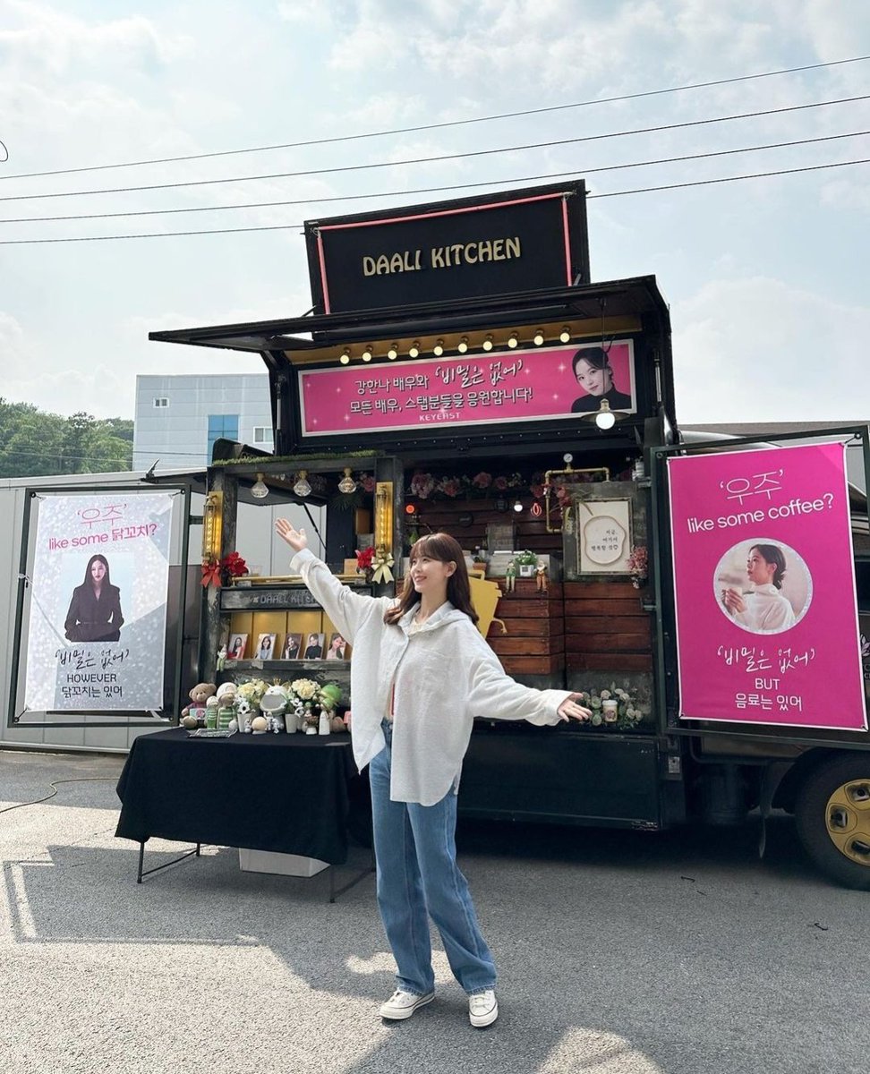 📷 [2023/05/31] k_hanna_ IG Update

First day on set🐥
After having the delicious chicken skewers and refreshing drinks, the entire universe* was happy🩷

#NoSecrets
#ButwehaveKeyeast 

*pun on Wooju's name 

#KangHanna #강한나