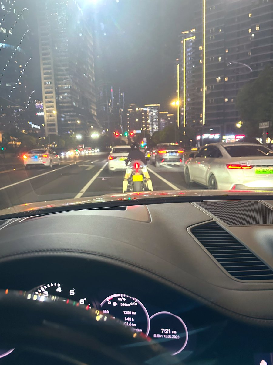 xyl7701's tweet photo. Cool girl riding mode https://t.co/EM9ZIhksnU