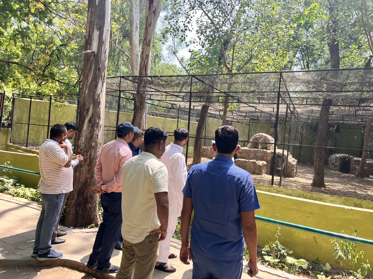 TejYadav14's tweet photo. जहां भी नजर जाए हर कोई गर्मी से बेहाल है,
फूल पत्ते मुरझाए और जानवरों का जीना भी मुहाल है,

बढ़ती गर्मी को देखते हुए आज पटना जू का औचिक निरीक्षण किया....इस दौरान पशु पक्षियों को गर्मी में मिलने वाली सुविधाओं का भी जायजा लिया....
#TejPratapYadav #Patnazoo https://t.co/o7m2aEupGB
