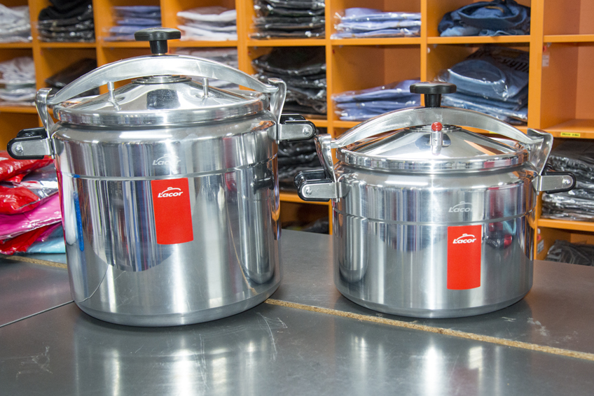 VillalbaenP29's tweet photo. Hernรกndez Vestuario Laboral & Menaje te presenta, #Ollas express de alta calidad de la marca #Lacor para todo tipo de #cocinas. Fabricadas con el mejor #aceroinoxidable 18/10. Disponibles en diferentes tamaรฑos. https://t.co/2ftounhgF7 https://t.co/kLKmLbPzmL