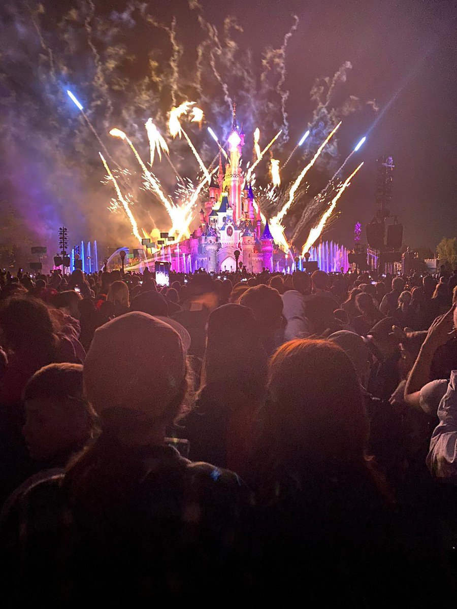 EdaGeography's tweet photo. Disney drone light show and fireworks last night 🎇🤩 https://t.co/q2EeCBLlKe