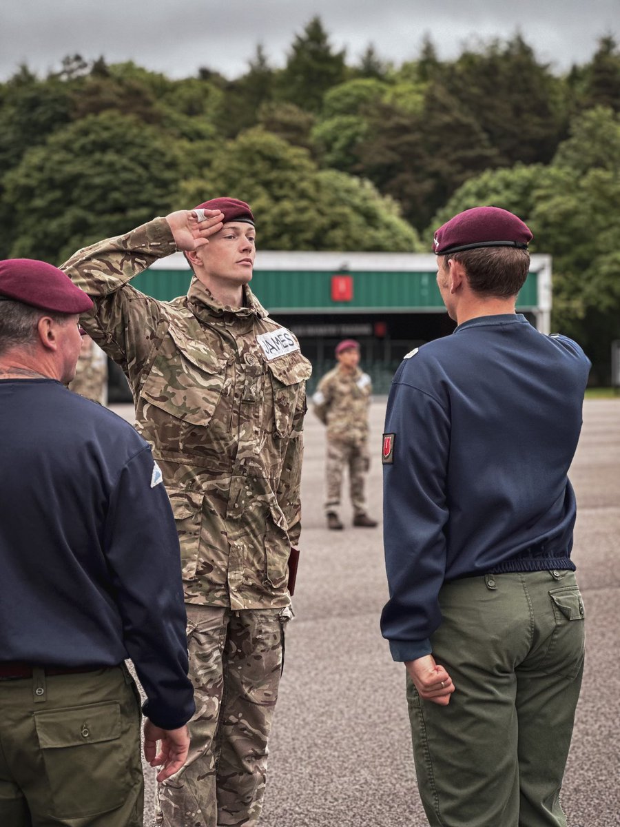 Day 6️⃣

The hard work is done.. Beret parade! 

18/33 (54.5%) passed. Slightly lower than recent courses, however it’s important to remember it’s THE standard, not A standard! 

Those who have been successful will now return to @16AirAssltBCT and complete the BPC with @Foxy2Para!