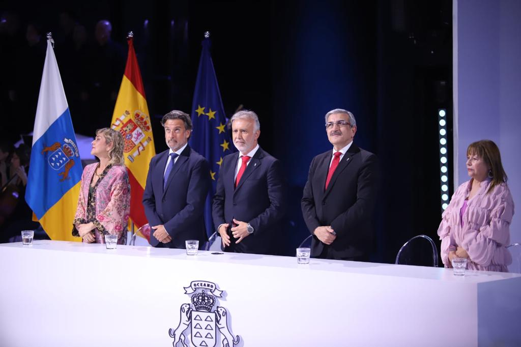 HHSanRoque's tweet photo. Mario Rodríguez, presidente de Hospitales Universitarios San Roque, recogió anoche la Medalla de Oro de Canarias 2023, otorgada por el Gobierno de Canarias en reconocimiento a nuestros más de 100 años de atención sanitaria a la población de las islas. 🧵 https://t.co/nFVuLwazIj