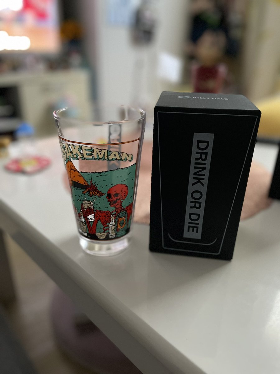 BIGBOSS_jack_'s tweet photo. 少し早めの誕生日プレゼントいただきました🎁ずっと欲しかったヒルズフィールドさんのお酒マンパイントグラス。早くきゃんぷぁいしたい！ビールを��ぐとこの絵は完成する。 https://t.co/KpZZciXGzO