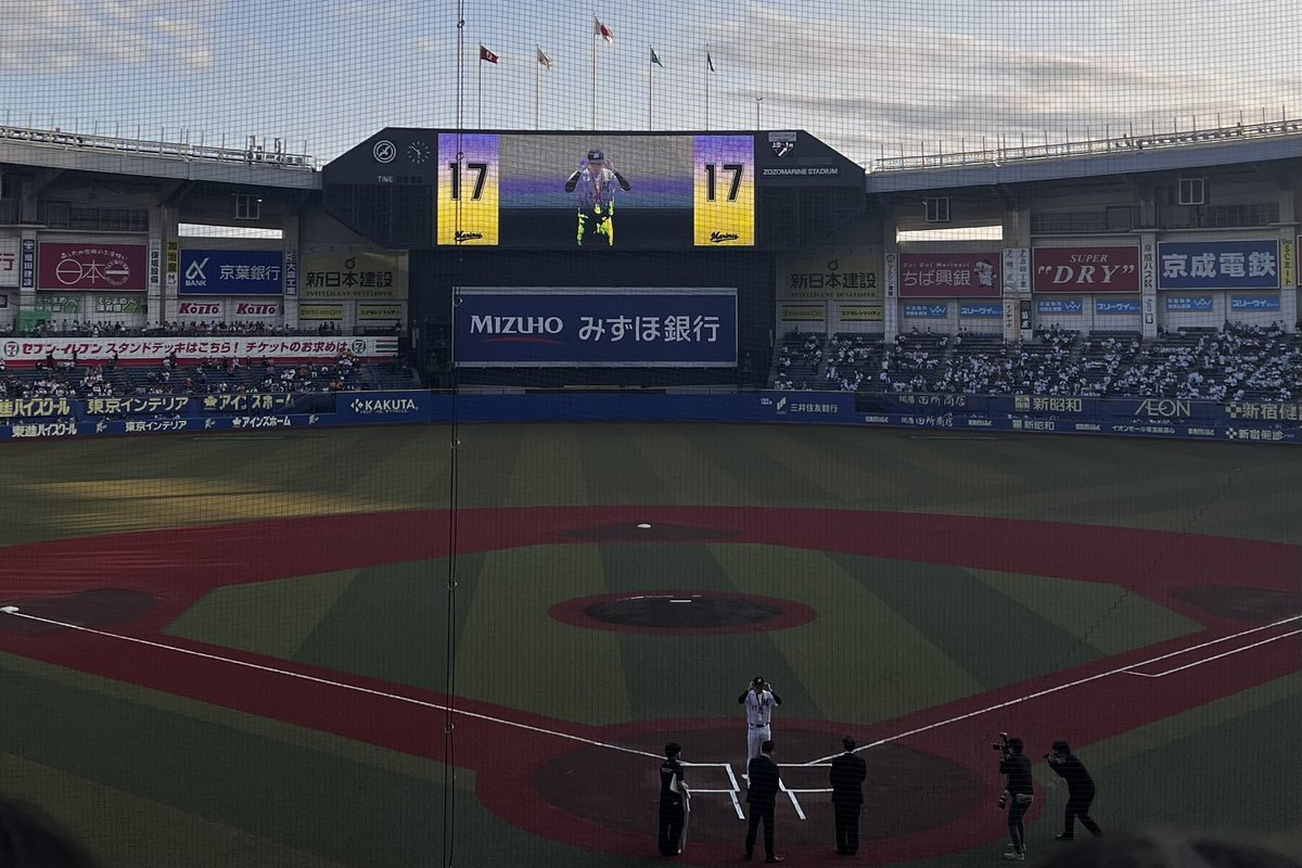 KousukeNakamura's tweet photo. 佐々木朗希の3･4月の月間MVP表彰．#chibalotte https://t.co/Y3MDVogP5e