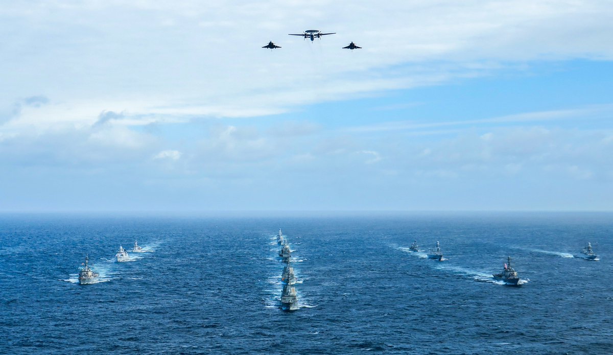 SHAPE_NATO's tweet image. 14 NATO Allied ships in formation, French E-2C and Rafale aircraft overhead - This was Exercise #formidableshield23 

📍North Atlantic Ocean
📸LPhot Matt Bradley, UK MoD Crown Copyright

#DeterandDefend