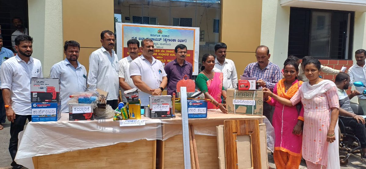 ವಿವಿಧ ಸವಲತ್ತುಗಳನ್ನು ತಾಲೂಕು ಪಂಚಾಯತ್ ಮುಂಭಾಗದಲ್ಲಿ ಫಲಾನುಭವಿಗಳಿಗೆ ಹಸ್ತಾಂತರಿಸಲಾಯಿತು