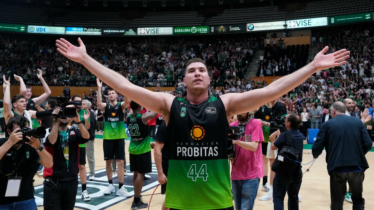 Marc__Castillo's tweet image. La @Penya1930 se ventiló a Baskonia en el Olímpic, para hacer valer la puñalada del Buesa y acceder a semis.

Batería amplia de propuestas defensivas de los vitorianos, que fueron excepcionalmente bien resueltas por Joventut.

🧵 Os cuento: