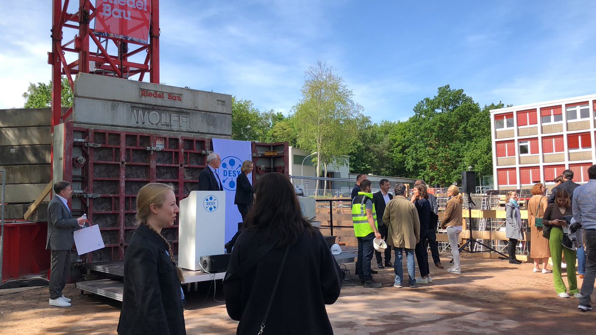 Wir fangen gleich mit der Grundsteinlegung des DESY Besucherzentrums #DESYUM an!
