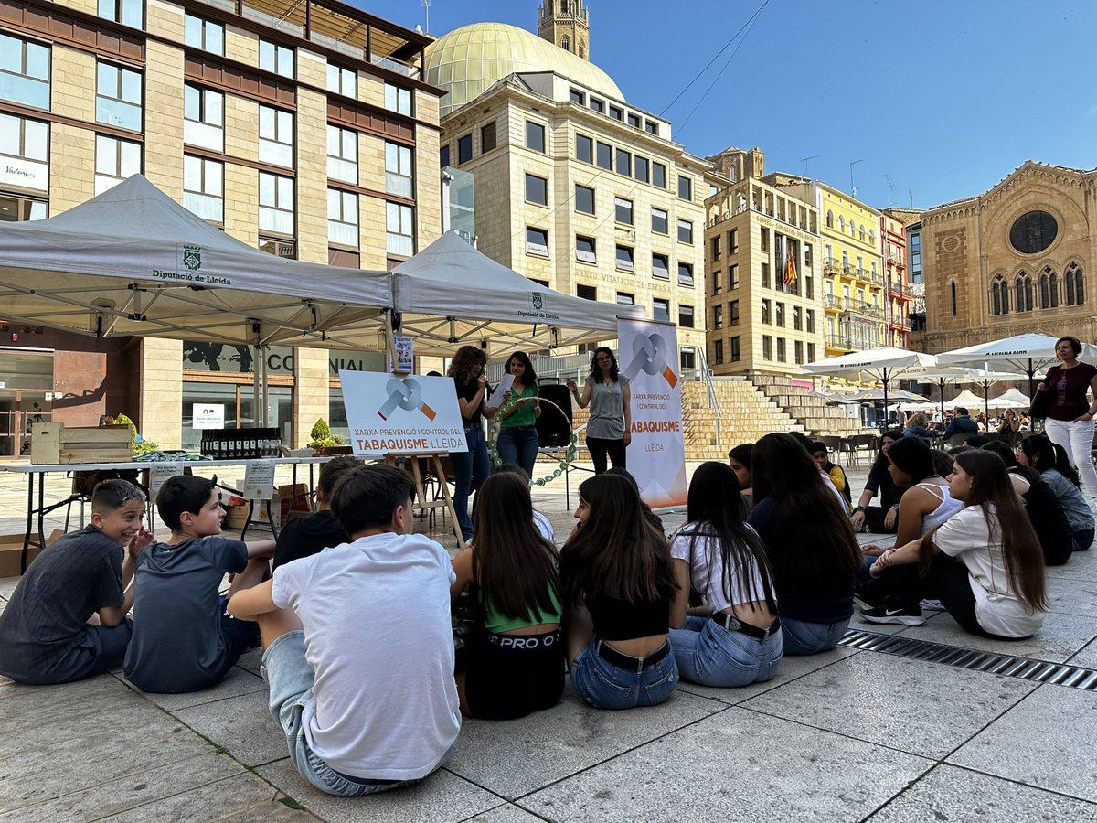 apicslleida's tweet photo. 🗓️🚭 Amb motiu del #DiaMundialsenseTabac a la plaça Sant Joan de #Lleida s’ha instal·lat la taula informativade la Xarxa de Prevenció i control del Tabaquisme de Lleida 

#ssfcat23 #SumaSalut @DiputacioLleida https://t.co/66R09R1G0t
