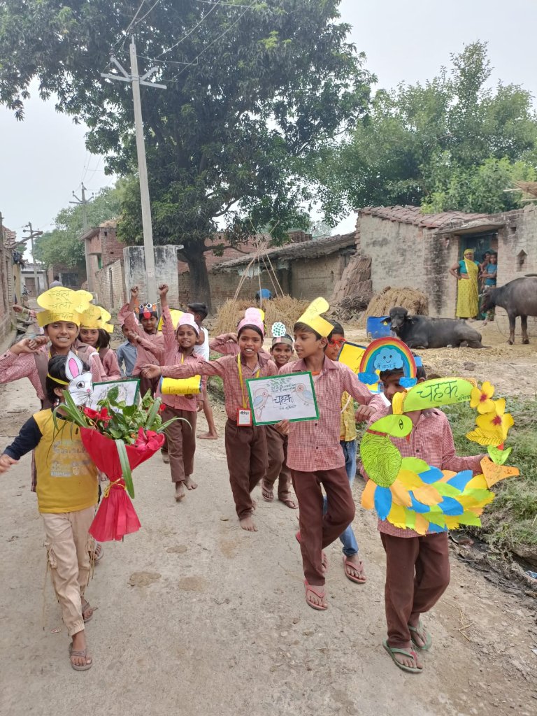 बरेली: प्राथमिक विद्यालय बौरिया में शिक्षक राखी गंगवार और विजय कुमार ने नामांकन बढ़ाने के लिए मुखौटा लगाकर 'चहक अभियान' व  'स्कूल चलो अभियान' रैली निकाली। 
#SchoolChaloAbhiyanUP
<a href="/UPGovt/">Government of UP</a> <a href="/CMOfficeUP/">CM Office, GoUP</a> <a href="/thisissanjubjp/">Sandeep Singh</a>