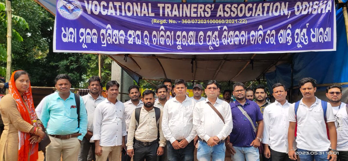 OdishaVts's tweet image. ୪୫ ଡିଗ୍ରୀ ଖରା ,ପ୍ରବଳ ଗୁଳୁଗୁଳି କୁ ଖାତିର ନ କରି ଆଜି ତୃତୀୟ ଦିନରେ ପହଞ୍ଚିଛି ଆମ ଆନ୍ଦୋଳନ ଏକ ସୁରକ୍ଷିତ ଭବିଷ୍ୟତ ପାଇଁ ।ସବୁଦିନ ମରିମରି ଯିଉଁଥିବା ଅପେକ୍ଷା ପୁରା ମରିଯିବା ଭଲ ।ସରକାର ଆମ ଦାବୀ ନ ଶୁଣିଲେ ୬ ତାରିଖ ଭୁବନେଶ୍ୱର ରାସ୍ତାରେ ସାମୁହିକ ଆତ୍ମହୁତି ଦେବୁ । 

ଜୟ ଜଗନ୍ନାଥ
@SMEOdisha @OSEPA_Official @SecyChief