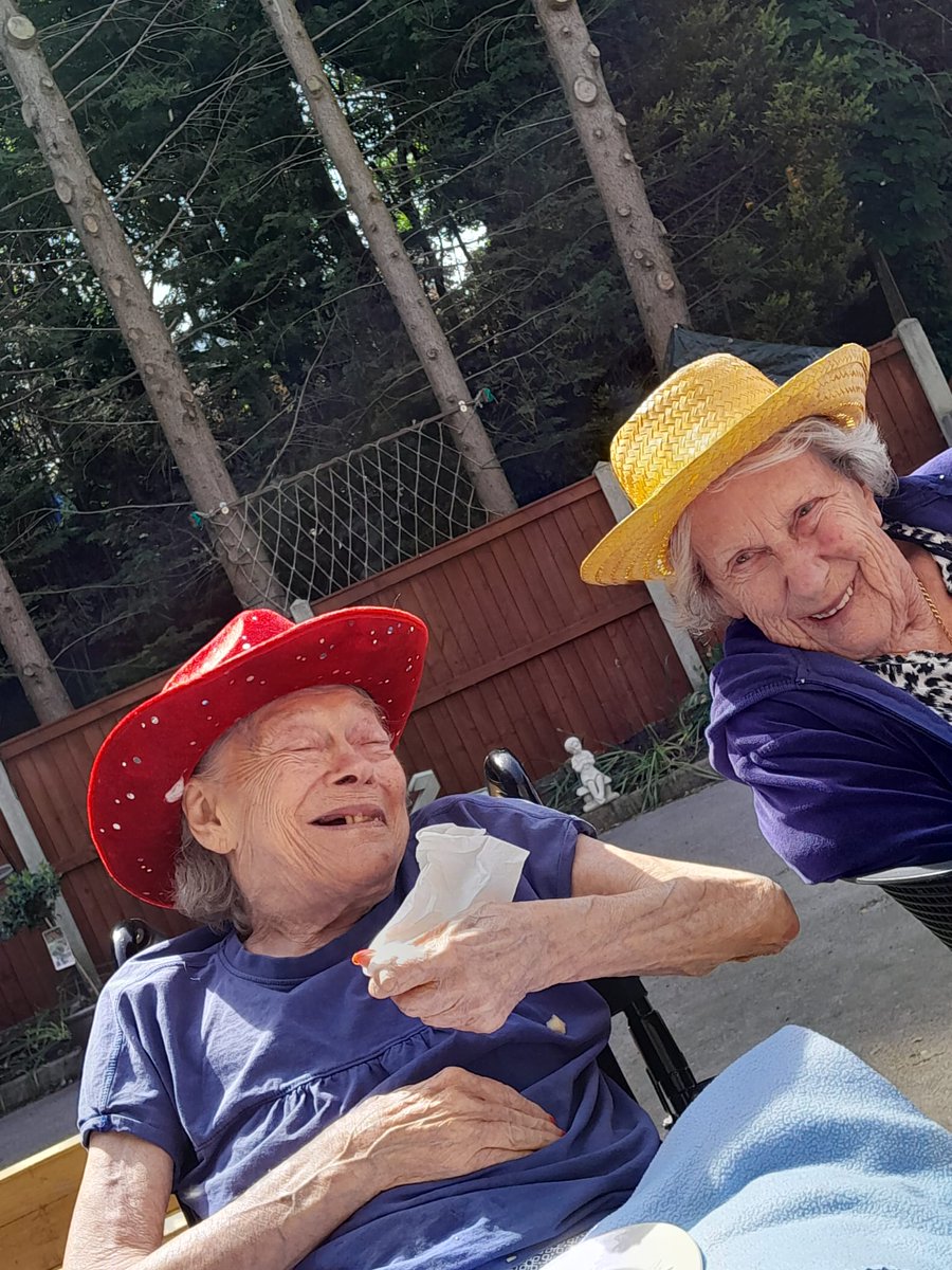 What's better than a giggle in the sun with your bestie 🌞