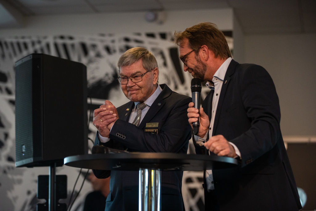 BrondbyIF's tweet photo. Mandag var 87-årige Leif Hansens sidste kamp som frivillig vært i Brøndby IF🤝

Leif har været frivillig i Brøndby IF i 55 år og startede som træner i ungdomsafdelingen i 1968. Han har derudover modtaget adskillige hædersbevisninger for sit arbejde i klubben.

Tak, Leif 💛💙 https://t.co/s9zzaNy1r4