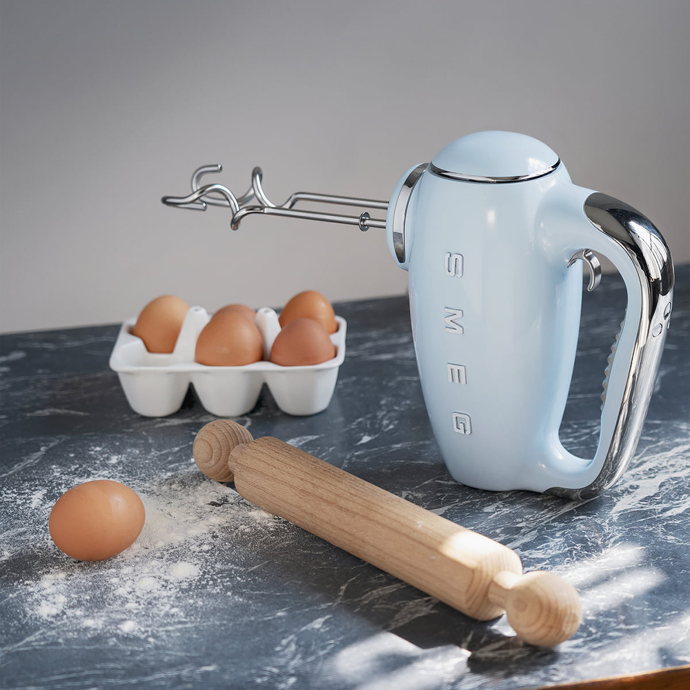 GilesElectrical's tweet photo. For every element of cake creation! With its 9 speeds, the Smeg 50’s style hand mixer will make light work of your tasks 👨🍳🍰
Enjoy £30 #cashback now → https://t.co/l3N4X2Ik0z
#smeghandmixer #smegretro #smegkitchen #bakingfun #homebaker #cookingathomeisfun https://t.co/iBNdRTWykA