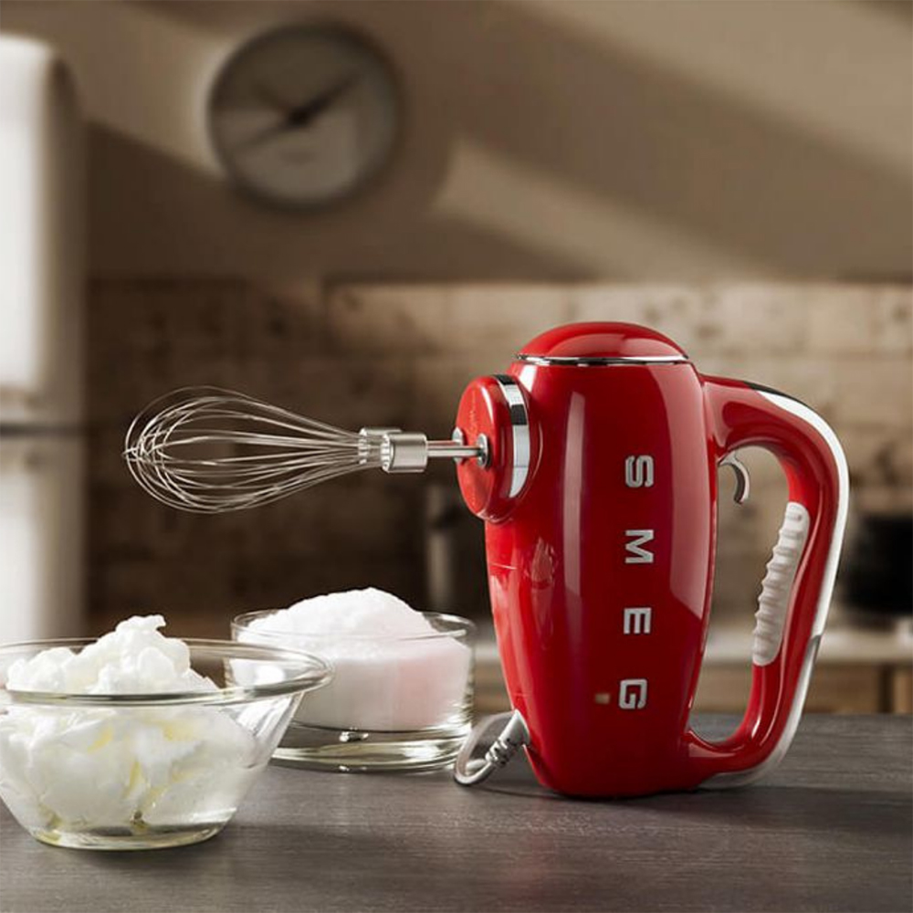 GilesElectrical's tweet photo. For every element of cake creation! With its 9 speeds, the Smeg 50’s style hand mixer will make light work of your tasks 👨🍳🍰
Enjoy £30 #cashback now → https://t.co/l3N4X2Ik0z
#smeghandmixer #smegretro #smegkitchen #bakingfun #homebaker #cookingathomeisfun https://t.co/iBNdRTWykA
