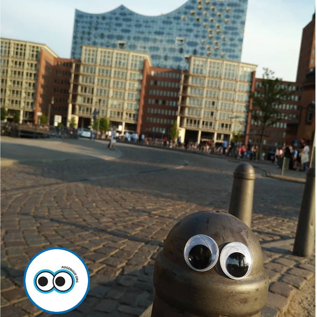 VERMISST IN HAMBURG 

In Hamburg gelten 233 Menschen als vermisst. Diesen Stand vom 25. Mai teilte die Polizei auf Anfrage der Deutschen Presse-Agentur mit. Darunter seien 49 Jugendliche und 24 Kinder. Gründe für das Verschwinden seien familiäre Probleme oder Liebeskummer, aber